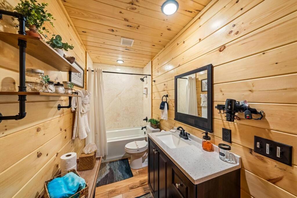 Luxury 4Br Cabin In Gatlinburg With Views Hot Tub With Private Deck Game Room Most Popular Coffee Bar Perfect For Family Getaway Tennis Courts Infant Crib And Karaoke System Eksteriør bilde