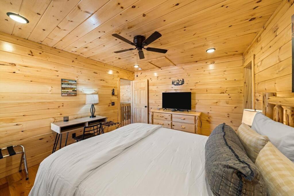 Luxury 4Br Cabin In Gatlinburg With Views Hot Tub With Private Deck Game Room Most Popular Coffee Bar Perfect For Family Getaway Tennis Courts Infant Crib And Karaoke System Eksteriør bilde