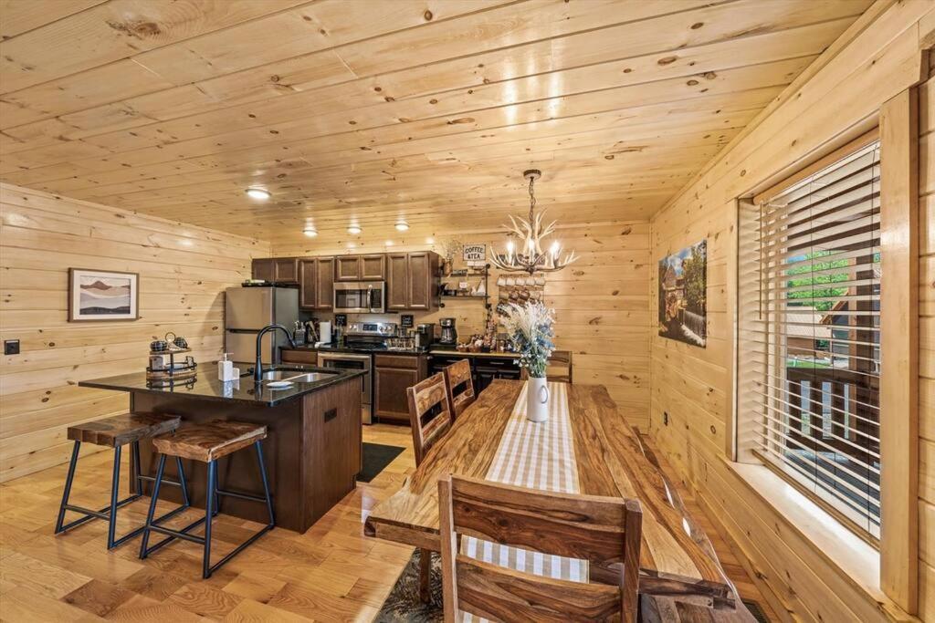 Luxury 4Br Cabin In Gatlinburg With Views Hot Tub With Private Deck Game Room Most Popular Coffee Bar Perfect For Family Getaway Tennis Courts Infant Crib And Karaoke System Eksteriør bilde