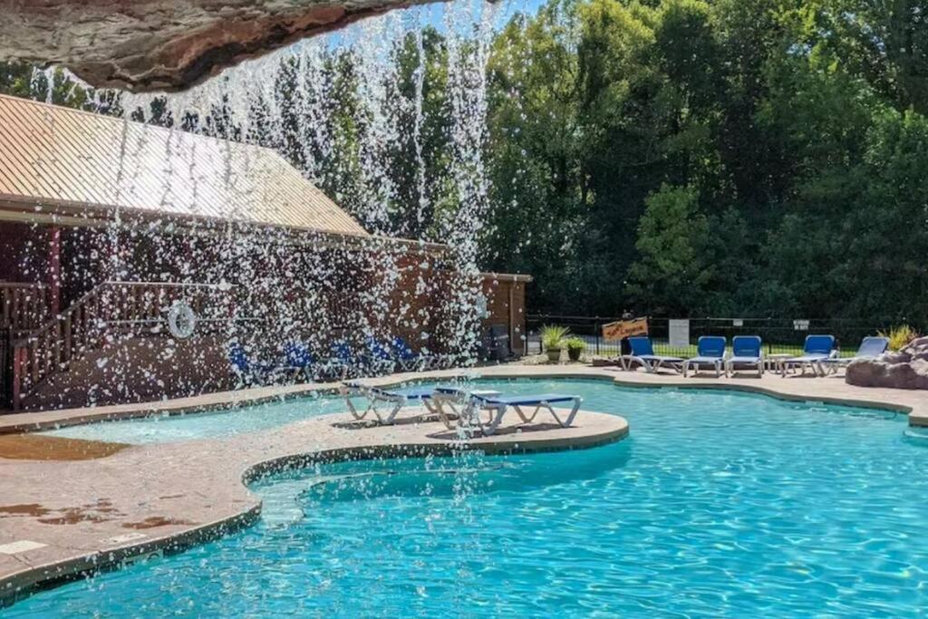 Luxury 4Br Cabin In Gatlinburg With Views Hot Tub With Private Deck Game Room Most Popular Coffee Bar Perfect For Family Getaway Tennis Courts Infant Crib And Karaoke System Eksteriør bilde