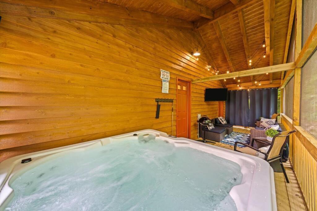 Luxury 4Br Cabin In Gatlinburg With Views Hot Tub With Private Deck Game Room Most Popular Coffee Bar Perfect For Family Getaway Tennis Courts Infant Crib And Karaoke System Eksteriør bilde