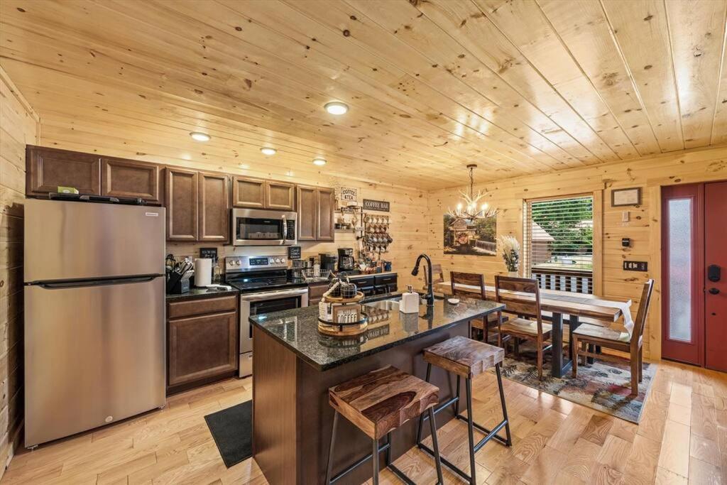 Luxury 4Br Cabin In Gatlinburg With Views Hot Tub With Private Deck Game Room Most Popular Coffee Bar Perfect For Family Getaway Tennis Courts Infant Crib And Karaoke System Eksteriør bilde