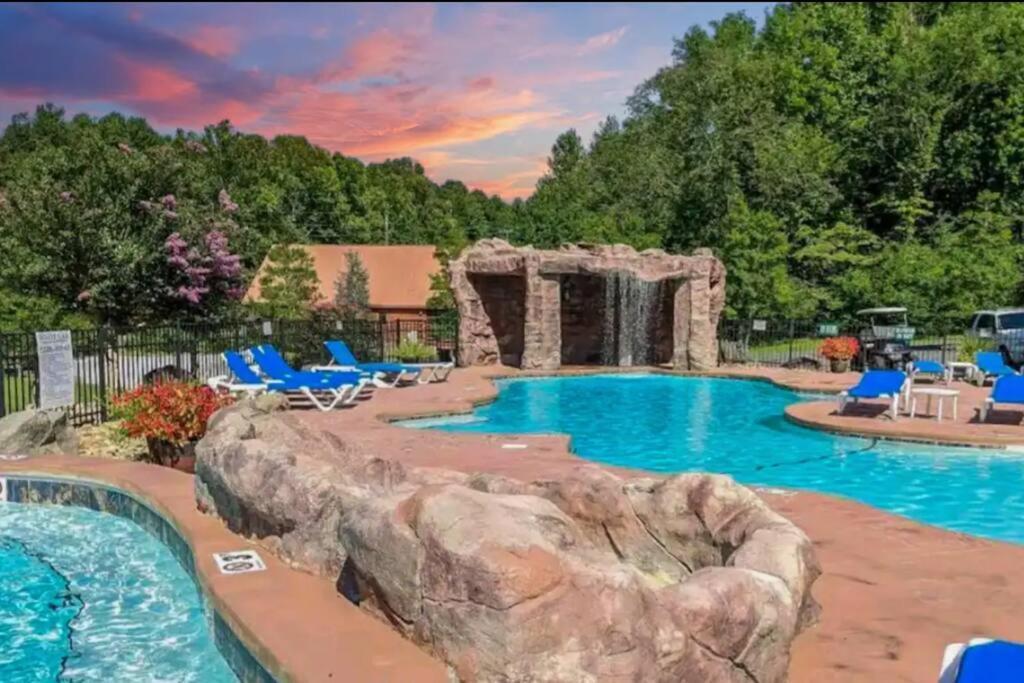 Luxury 4Br Cabin In Gatlinburg With Views Hot Tub With Private Deck Game Room Most Popular Coffee Bar Perfect For Family Getaway Tennis Courts Infant Crib And Karaoke System Eksteriør bilde