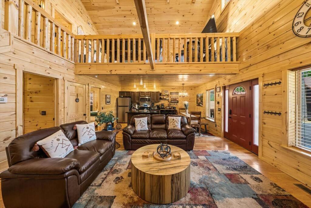 Luxury 4Br Cabin In Gatlinburg With Views Hot Tub With Private Deck Game Room Most Popular Coffee Bar Perfect For Family Getaway Tennis Courts Infant Crib And Karaoke System Eksteriør bilde