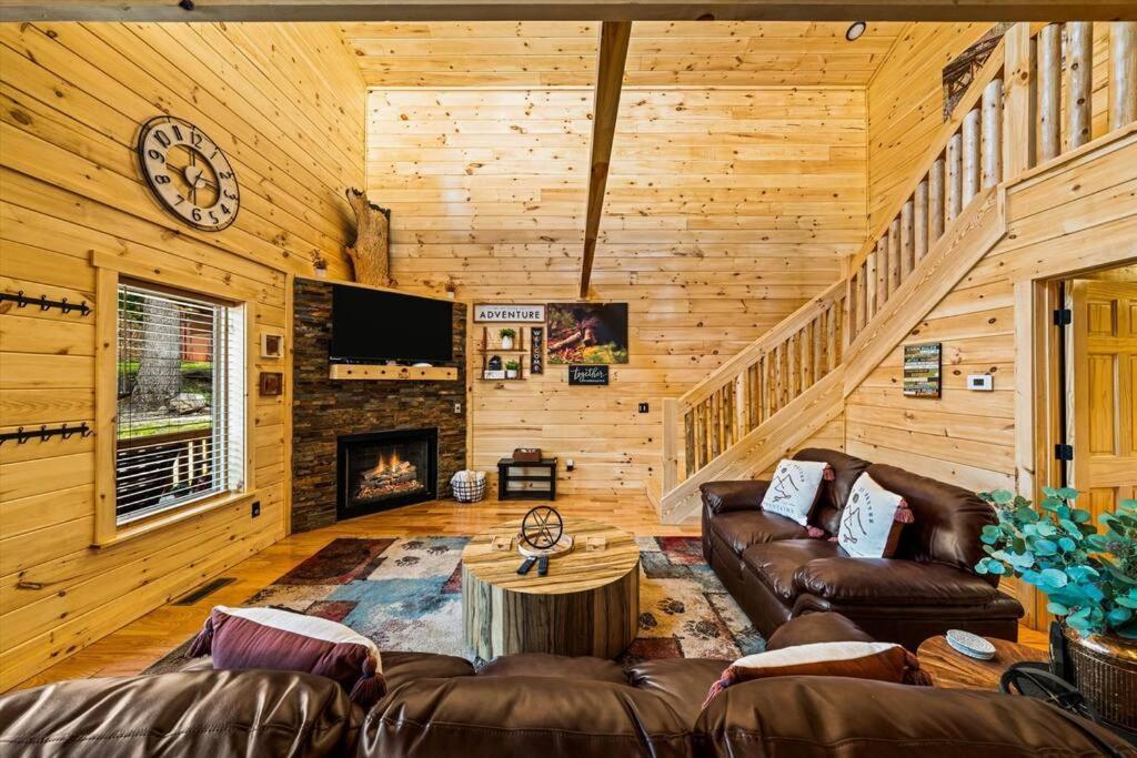 Luxury 4Br Cabin In Gatlinburg With Views Hot Tub With Private Deck Game Room Most Popular Coffee Bar Perfect For Family Getaway Tennis Courts Infant Crib And Karaoke System Eksteriør bilde