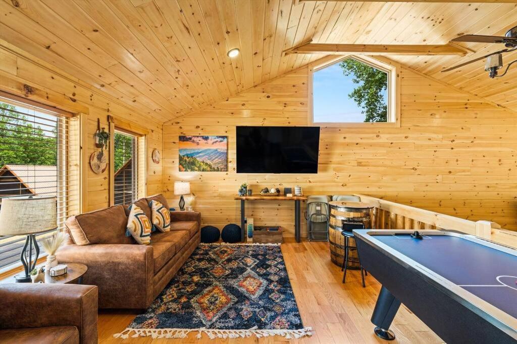 Luxury 4Br Cabin In Gatlinburg With Views Hot Tub With Private Deck Game Room Most Popular Coffee Bar Perfect For Family Getaway Tennis Courts Infant Crib And Karaoke System Eksteriør bilde