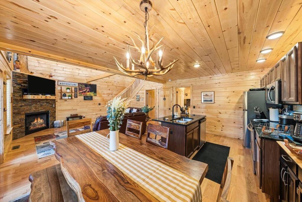 Luxury 4Br Cabin In Gatlinburg With Views Hot Tub With Private Deck Game Room Most Popular Coffee Bar Perfect For Family Getaway Tennis Courts Infant Crib And Karaoke System Eksteriør bilde