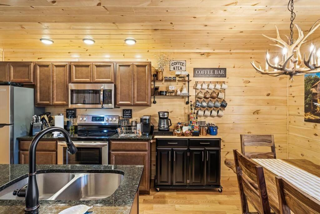 Luxury 4Br Cabin In Gatlinburg With Views Hot Tub With Private Deck Game Room Most Popular Coffee Bar Perfect For Family Getaway Tennis Courts Infant Crib And Karaoke System Eksteriør bilde