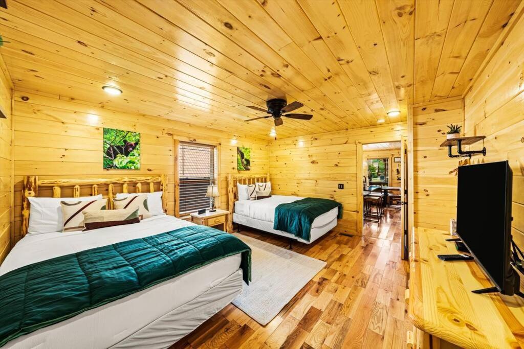 Luxury 4Br Cabin In Gatlinburg With Views Hot Tub With Private Deck Game Room Most Popular Coffee Bar Perfect For Family Getaway Tennis Courts Infant Crib And Karaoke System Eksteriør bilde